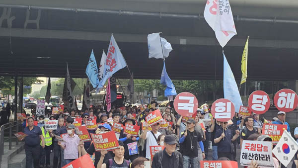 경부고속도로 고가 밑을 지나고 있는 행진 대열. [사진 - 통일뉴스 하태한 통신원]