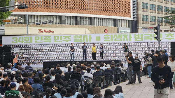 15일, 시청역에서 진행된 34회 민족민주열사 밎 희생자 추모제에 참석했다. [사진 - 통일뉴스 하태한 통신원]