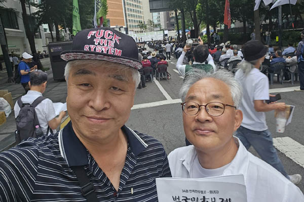 김익흥 선배님과 인증 샷! [사진 - 통일뉴스 하태한 통신원]