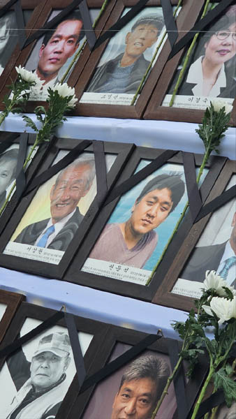 나도 고 권문석 알바연대 대변인에게 꽃을 달아드렸다. [사진 - 통일뉴스 하태한 통신원]