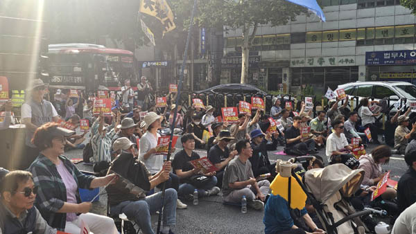 차도에 깔개와 모자, 차양으로 햇살을 가리고 당당하게 자리를 지키는 참석자들이 대다수였다.