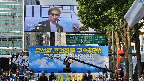 가수 백자의 공연. [사진 - 통일뉴스 하태한 통신원]