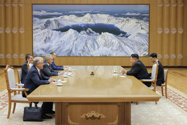 조선중앙통신은 “담화는 시종 친선적이며 신뢰의 정이 넘치는 화기애애한 분위기속에서 진행되였다”고 분위기를 전했다. [사진-노동신문 갈무리]