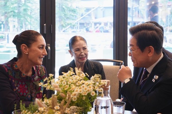 17일 캐나다 G7 계기에 클라우디아 셰인바움 멕시코 대통령과 회담하는 이 대통령. [사진출처-셰인바움 X 계정]