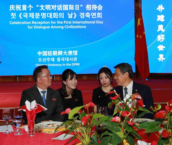 17일 평양 주북 중국대사관에서 만난 김선경 북한 외무성 부상(맨 왼쪽)과 왕야쥔 주북 중국대사(맨 오른쪽). [사진출처-주북 중국대사관]