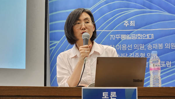 최은아 자주통일평화연대 사무처장은 “주권과 평화를 위해 새 정부에 요구한다” 제목의 공동성명을 토대로 ‘새 정부에 대한 시민사회의 제언’을 설명했다. [사진 - 통일뉴스 김치관 기자]