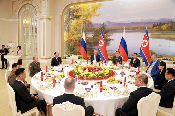 이날 연회는 동지적 우애와 친선의 정이 넘치는 분위기 속에서 진행되었다. [사진-노동신문 갈무리]