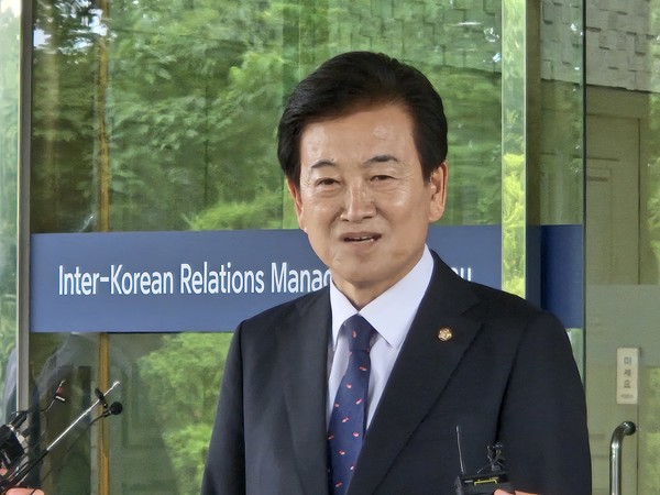 정동영 통일부장관 후보바가 24일 오후 남북관계관리단 사무실 앞에서 약식 기자회견을 진행했다, [사진-통일뉴스 이승현 기자]