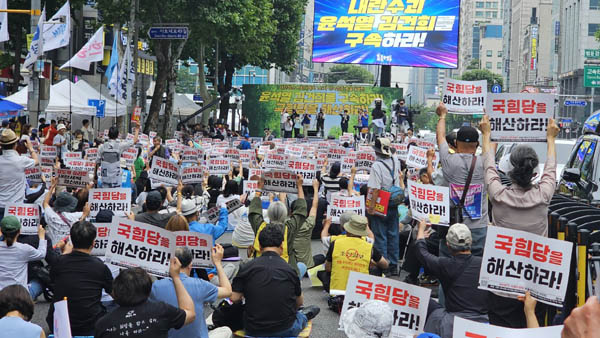 촛불행동이 주최한 145차 전국집중 촛불대행진이 21일 오후 5시 교대역 10번 출구 인근에서 열렸다.  [사진 - 통일뉴스 하태한 통신원]