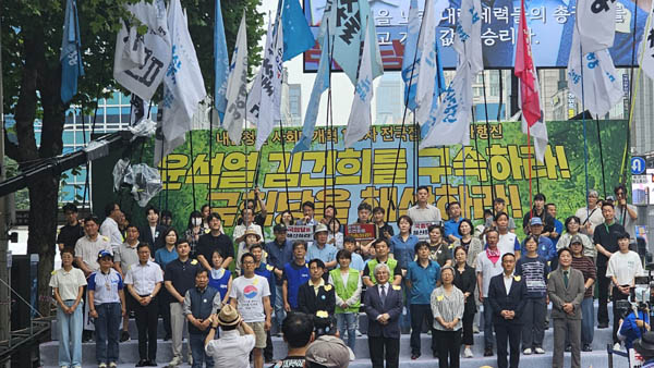 중앙집행부와 지역대표들이 깃발을 배경으로 무대에 올랐다. [사진 - 통일뉴스 하태한 통신원]