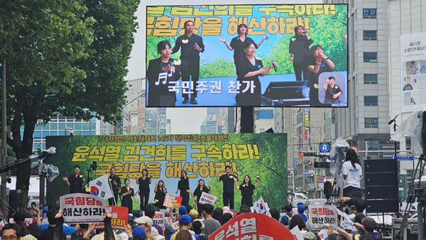 극단 ‘경험과 상상’의 공연에 모두 일어나 노래에 맞춰 몸을 흔들고 노래도 따라 불렀다. [사진 - 통일뉴스 하태한 통신원]