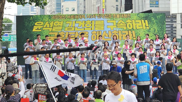 촛불합창단이 공연하고 있다. [사진 - 통일뉴스 하태한 통신원]