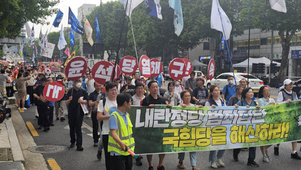 오늘도 행진은 강남역을 거쳐 신논현역으로 행진했다. [사진 - 통일뉴스 하태한 통신원]