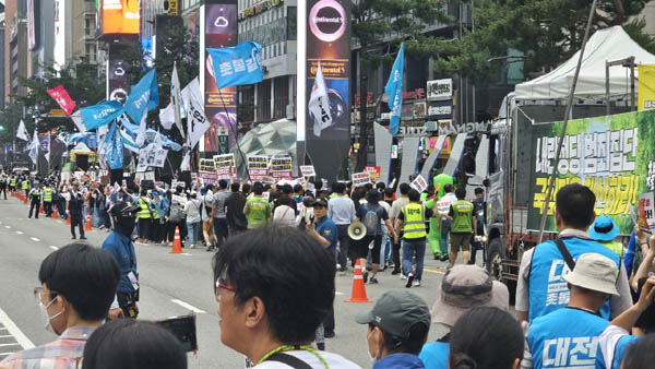 행진 대열에 많은 시민들이 호응을 보내주었다. [사진 - 통일뉴스 하태한 통신원]