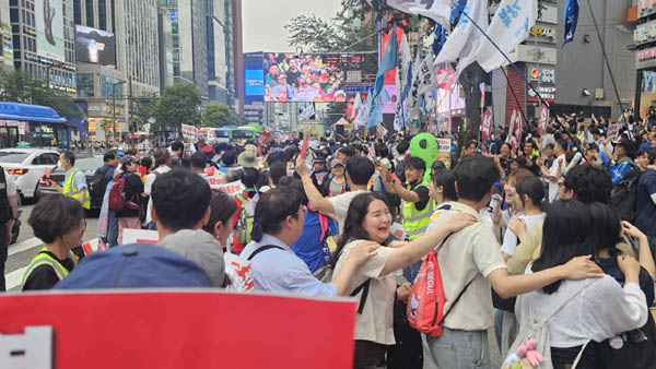 촛불대행진은 기차놀이로 마무리되었다. [사진 - 통일뉴스 하태한 통신원]