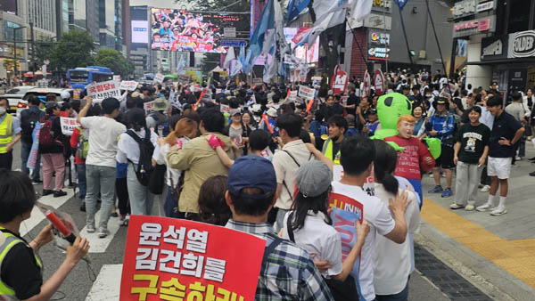 촛불대행진은 기차놀이로 마무리되었다. [사진 - 통일뉴스 하태한 통신원]