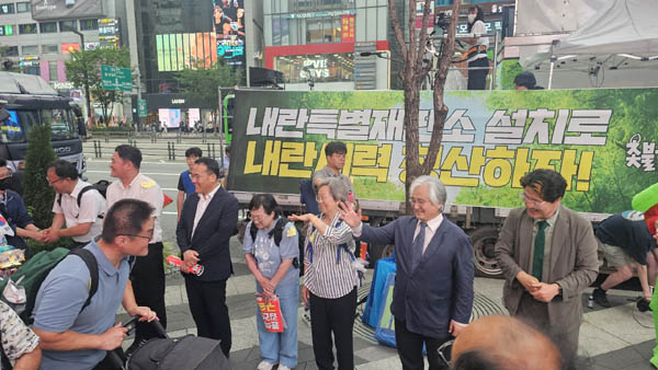 촛불행동 대표단이 귀가인사를 나누고 있다. [사진 - 통일뉴스 하태한 통신원]