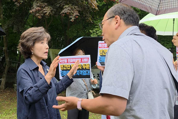 대전골령골대책회의 임재근 집행위원장이 박선영 위원장에게 항의하고 있다. [사진 제공 – 통일뉴스 정성일 통신원]