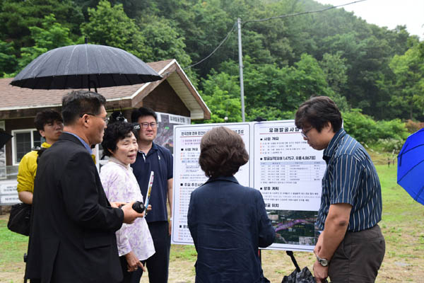 희생자 유족들의 항의에도 박선영 위원장은 아랑곳하지 않고 사업설명을 듣고 있다. [사진 제공 – 통일뉴스 정성일 통신원]