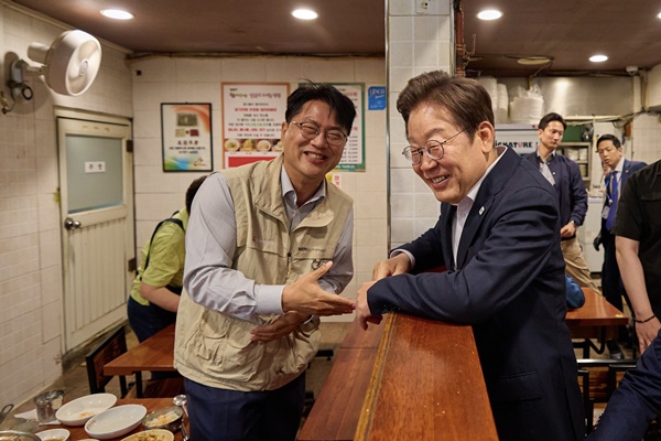 26일 국회 시정연설 후 용산의 한 대구탕집을 찾은 이재명 대통령. [사진-이재명 X 계정]