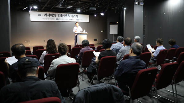 박종수 상임대표는 강좌 참석자들의 질문들에 답하기도 했다. [사진 - 통일뉴스 김래곤 통신원]