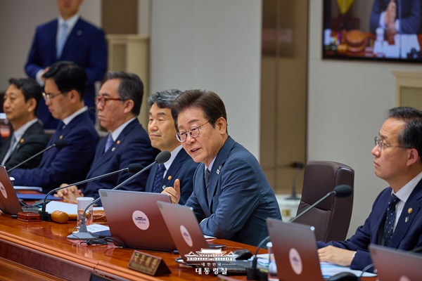 지난달 25일 국무회의를 주재한 이 대통령. [사진-대통령실]