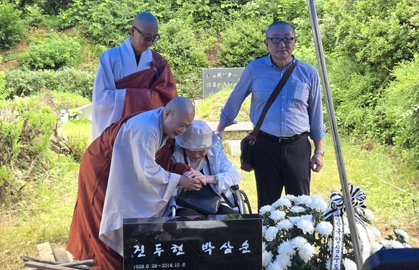 이장식 내내 독경을 하며 고인의 가족들을 위로한 조계종 사회노동위원회 소속 스님들. [사진-통일뉴스 이창훈 통신원]