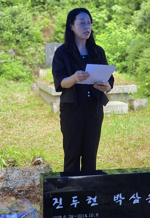 이장식 사회를 본 성공회대 민주자료관 이령경 연구교수.[사진-통일뉴스 이창훈 통신원]