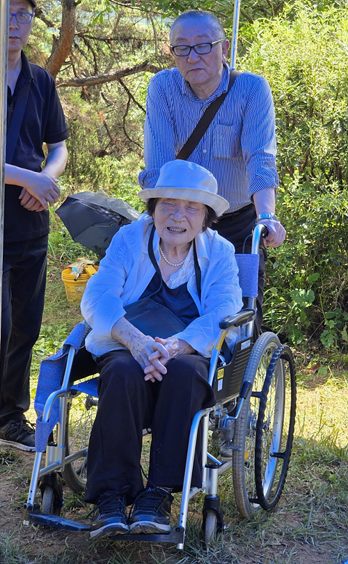 유족인사를 하는 고인의 부인 박삼순 씨와 장남 진승호 씨. [사진-통일뉴스 이창훈 통신원]