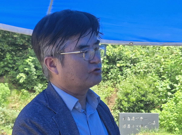 고인의 무덤을 잘 보실피겠다고 답사를 하고 있는 마석모란공원 민족민주열사묘역 정비단 김원봉 운영위원(김상진기념사업회 운영위원장). [사진-통일뉴스 이창훈 통신원]