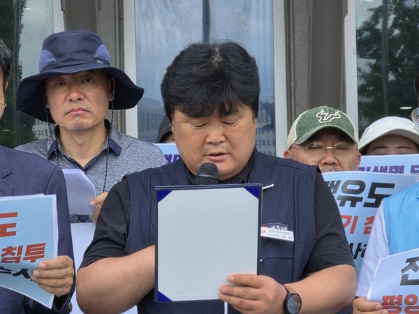 김성남 민주노점상전국연합 충청지역연합회 지역장이 기자회견문을 낭독하고 있다. [사진-통일뉴스 정성일 통신원]