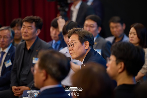 지난달 25일 광주에서 '타운홀미팅'을 주재한 이 대통령. [사진-대통령실]