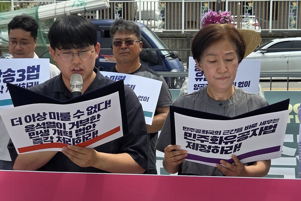 기자회견문을 낭독하는 이은정 전국여성연대 상임대표(오른쪽)와 최휘주 진보대학생넷대표. [사진-통일뉴스 이창훈 통신원]