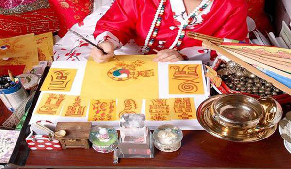 부적은 두려움을 이기고 욕망을 구현하고자 하는 의지를 담고 있다. 미술작품과 부적의 미술적 경계는 희미하다. 다만 개인적 욕망이냐 사회적 욕망의 구현이냐는 가치의 차이가 있다. [사진 제공 - 심규섭]