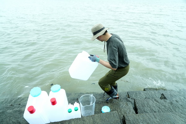 한국원자력안전기술원(KINS) 전문가들이 4일 강화도 현장 6개 지점에서 시료채취를 하고 있다. 각 지점별로 20리터 시료통 3개와 2리터 시료통 2개에 시료 채취 작업을 진행했으며, 시료통은 KINS 분석실로 옮겨 정밀조사를 하게 된다. [사진-통일부 제공]