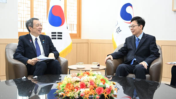 박윤주 외교부 제1차관(오른쪽)은 4일 오전 외교부 청사에서 취임 축하 인사차 방문한 미즈시마 고이치 주한일본대사를 접견했다. [사진 제공 - 외교부]