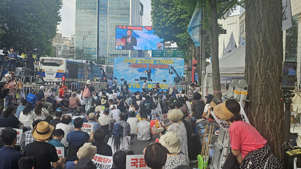 촛불행동은 7일 오후 6시 서울 교대역 9번 출구 윤석열 사저 인근에서 147차 촛불대행진를 개최했다. [사진 - 통일뉴스 하태한 통신원]