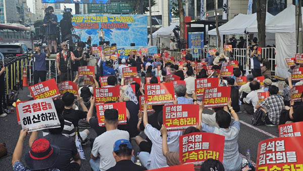 촛불대행진 본무대 전경. [사진 - 통일뉴스 하태한 통신원]