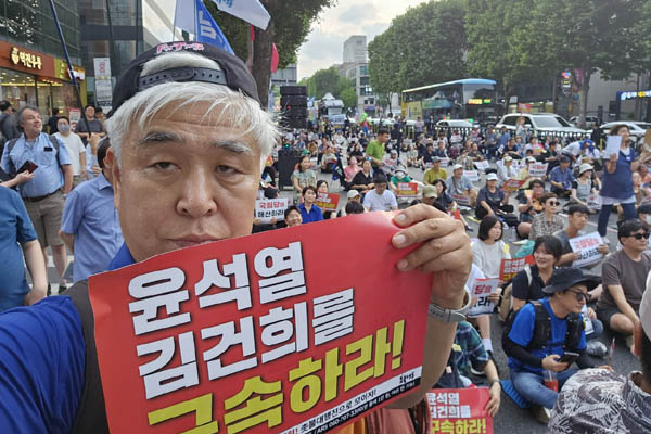 인증샷엔 언제나 오늘의 구호! [사진 - 통일뉴스 하태한 통신원]