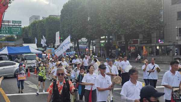 행진의 길을 열어가는 춧불풍물단. [사진 - 통일뉴스 하태한 통신원]