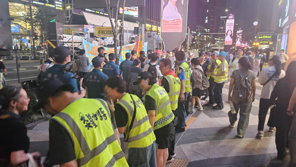 촛불행동의 자원봉사자들이 으뜸이다. [사진 - 통일뉴스 하태한 통신원]