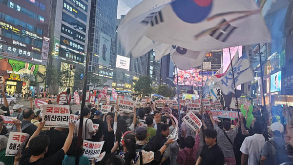 강남역 CGV까지 행진해 마무리 집회를 가졌다. [사진 - 통일뉴스 하태한 통신원]