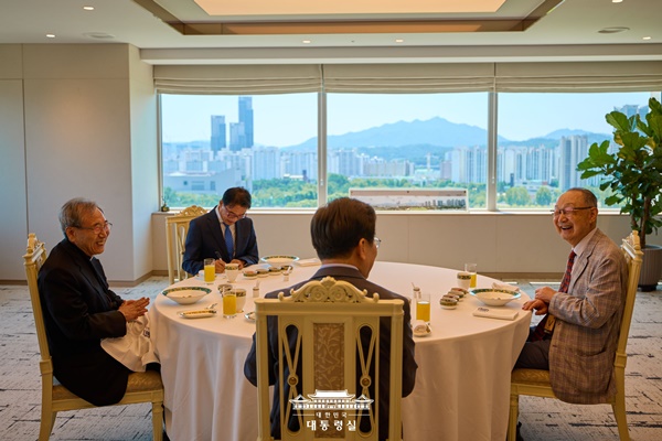 함세웅 신부(왼쪽), 백낙청 교수(오른쪽)와 오찬을 함께 한 이 대통령. [사진-대통령실]