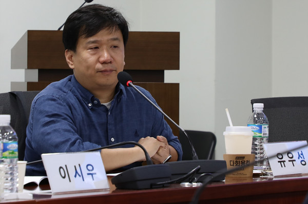 유우성 씨가 서울시 공무원 간첩조작사건의 피해자 증언을 하고 있다. 국가보안법 피해사실에 대한 증언 도중 눈시울을 붉히고 있다. [사진-통일뉴스 김래곤 통신원]