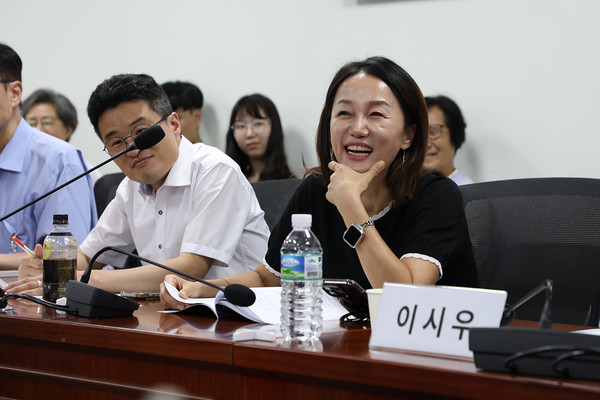 이재정 더불어 민주당 국회의원이 국가보안법 피해자 증언대회에 함께하고 있다. [사진-통일뉴스 김래곤 통신원]