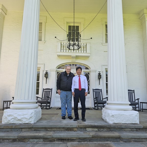 지난 5월 미국 워싱턴 D.C. 미국 국가조찬기도회 회합장소인 더 시더스(Ciders) 앞에서 실행위원인 아트 린슬리 박사와 함께 기념촬영한 김경성 남북체육교류협회 이사장. [사진-김경성 제공]