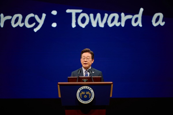 13일 저녁 세계정치학회 서울총회 개막식에서 연설하는 이 대통령. [사진-대통령실]