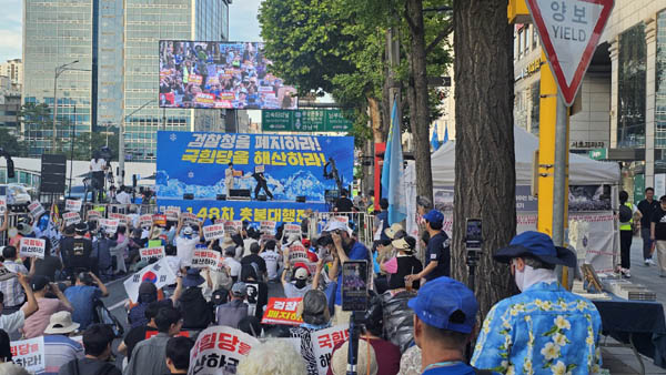 촛불행동은 12일 오후 6시 서울 서초구 교대역 9번출구 인근에서 148차 촛불대행진을 개최했다. [사진 - 통일뉴스 하태한 통신원]