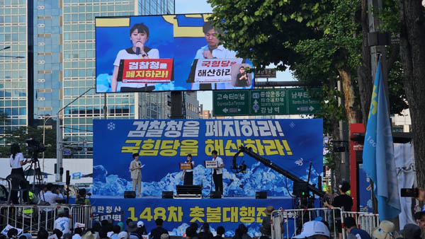 백지와 기범님 촛불뉴스 꽁트공연. [사진 - 통일뉴스 하태한 통신원]