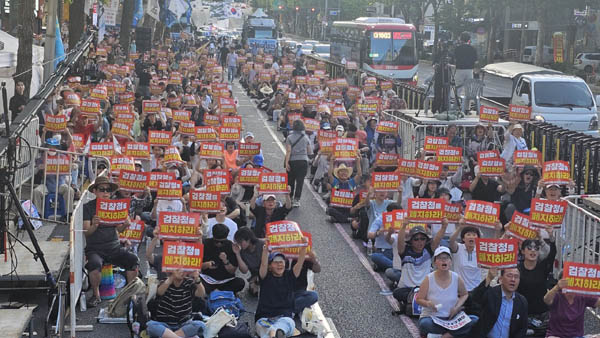 연단에도 올라 사진을 찍었다. 규모가 줄었지만 시민들의 의지는 잘 보였다. [사진 - 통일뉴스 하태한 통신원]